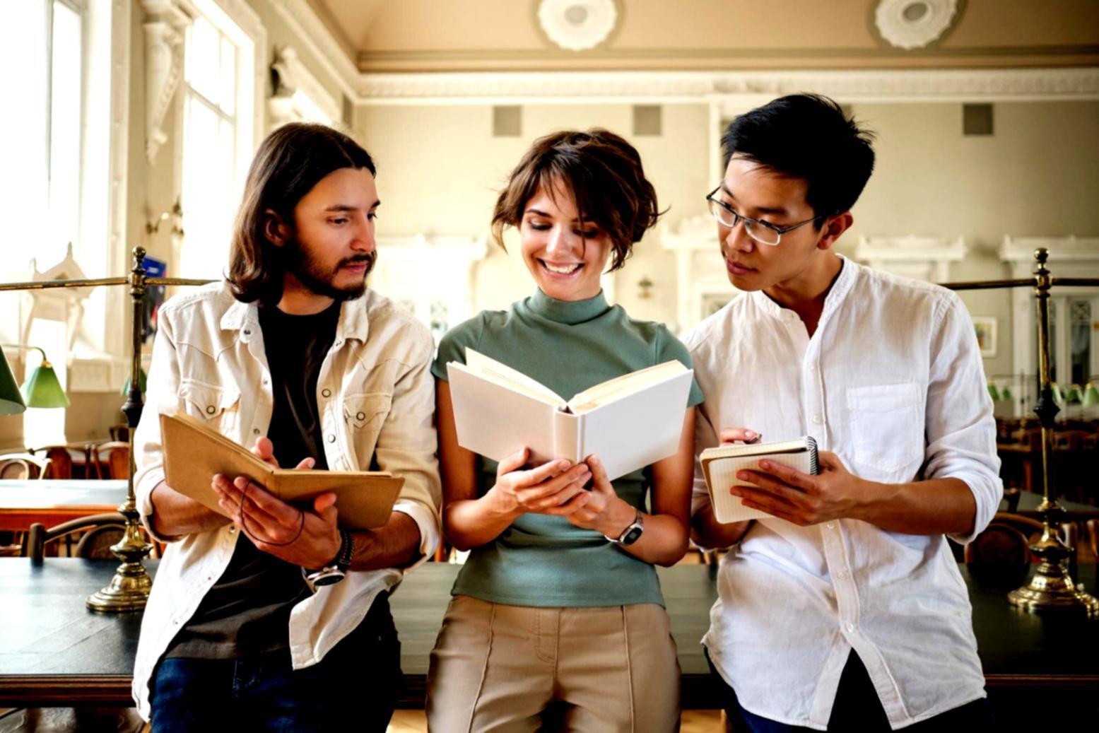 Sesión de trabajo en equipo desarrollando contenido educativo